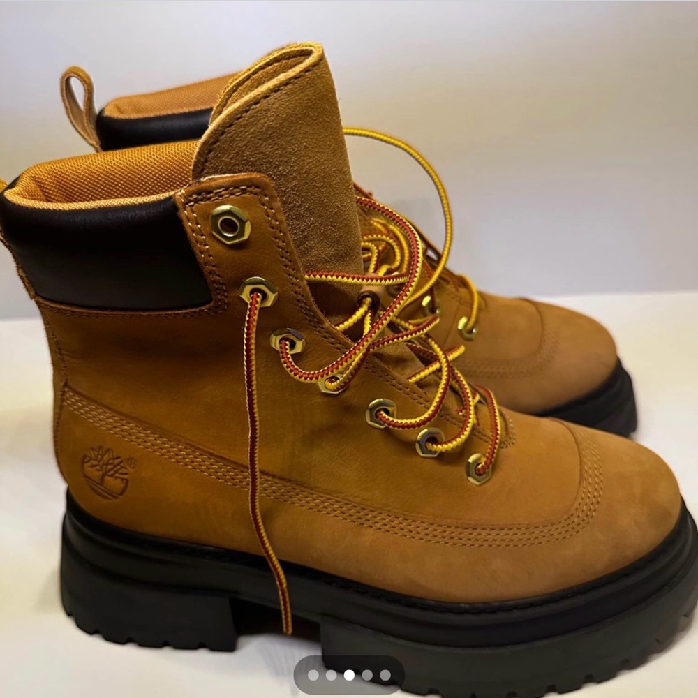 Timberland Platform Tan Boots - Picture 2 of 3